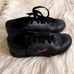 Dexter bowling boys shoes size: 5M in black color.